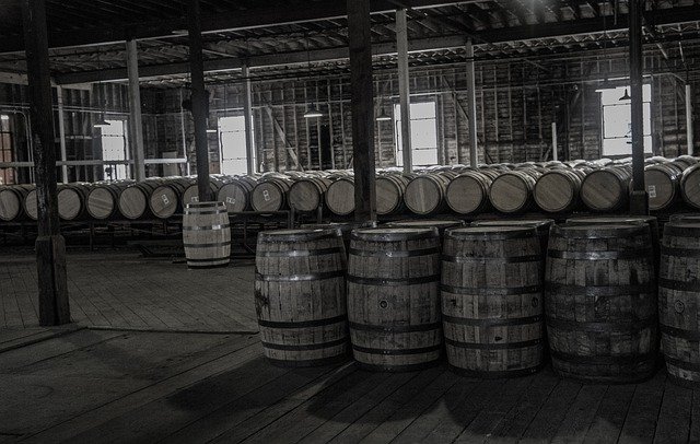 eine Halle mit WhiskyfÀsser